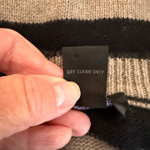 Magaschoni Men's Black and Cream 100% Cashmere Knit Sweater - Picture 7 of 7